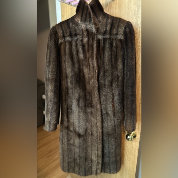 Vintage Albrecht Furs coat - Picture 2 of 10